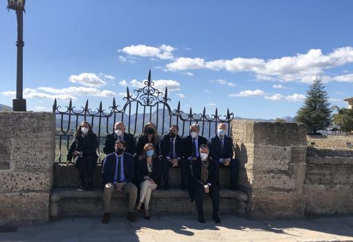 Los consejeros en una foto de grupo en el Puente Nuevo