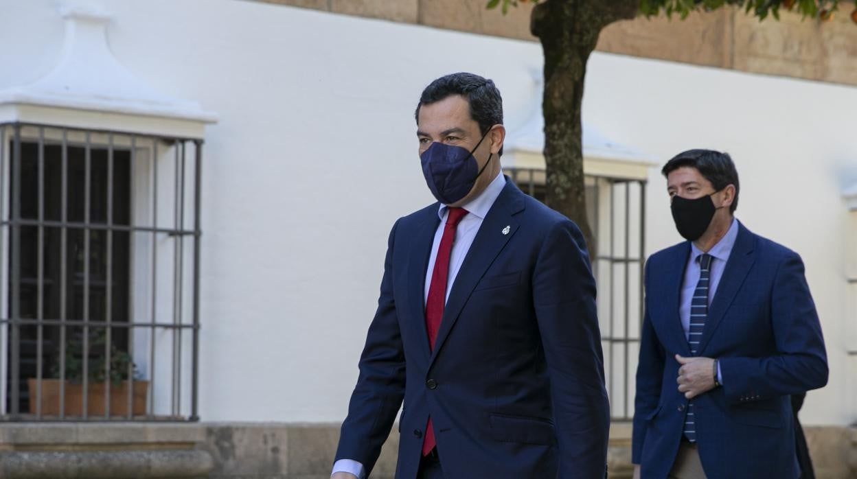 El presidente de la Junta de Andalucía, Juanma Moreno (i), junto al vicepresidente de la Junta de Andalucía, Juan Marín (d), al inicio de la reunión semanal del Consejo de Gobierno de la Junta de Andalucía, celebrada hoy en el municipio de Ronda.