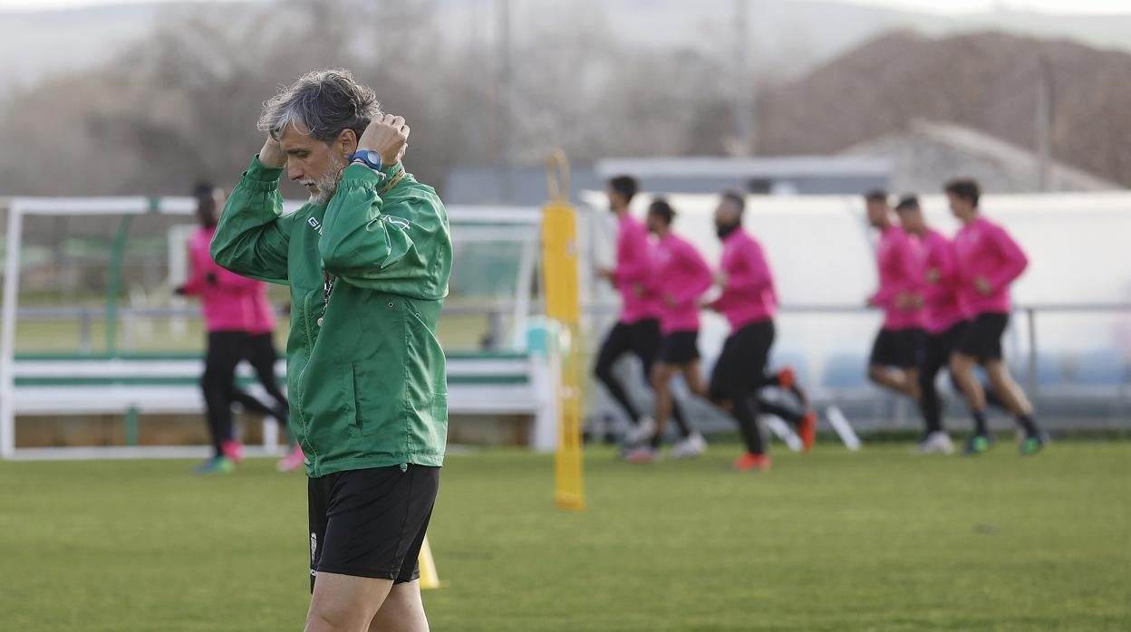 El entrenador del Córdoba CF, Pablo Alfaro, en un entrenamiento en la Ciudad Deportiva