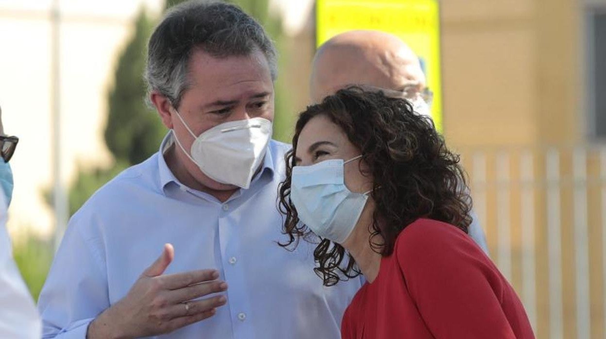 El alcalde de Sevilla, Juan Espadas, y la ministra María Jesús Montero en un acto en Sevilla