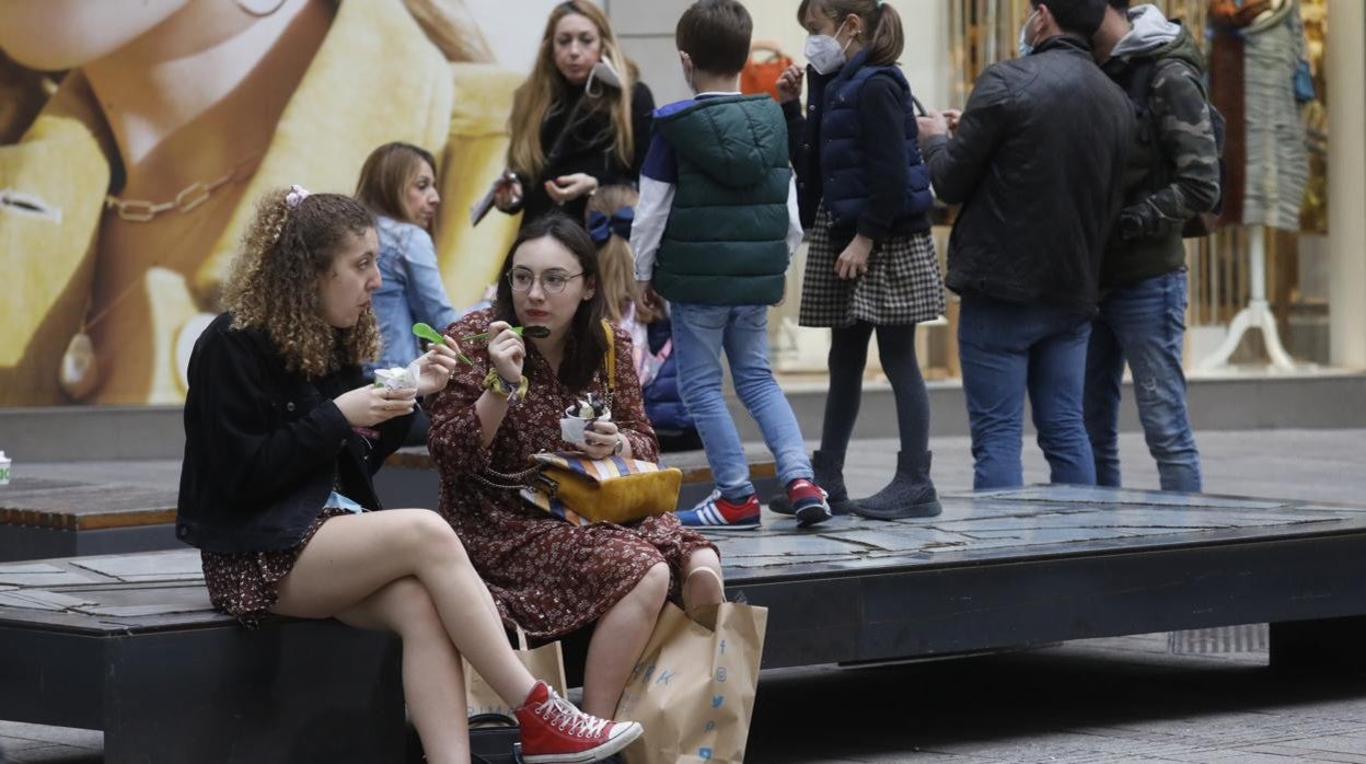 Dos jóvenes toman un helado en la calle Cruz Conde