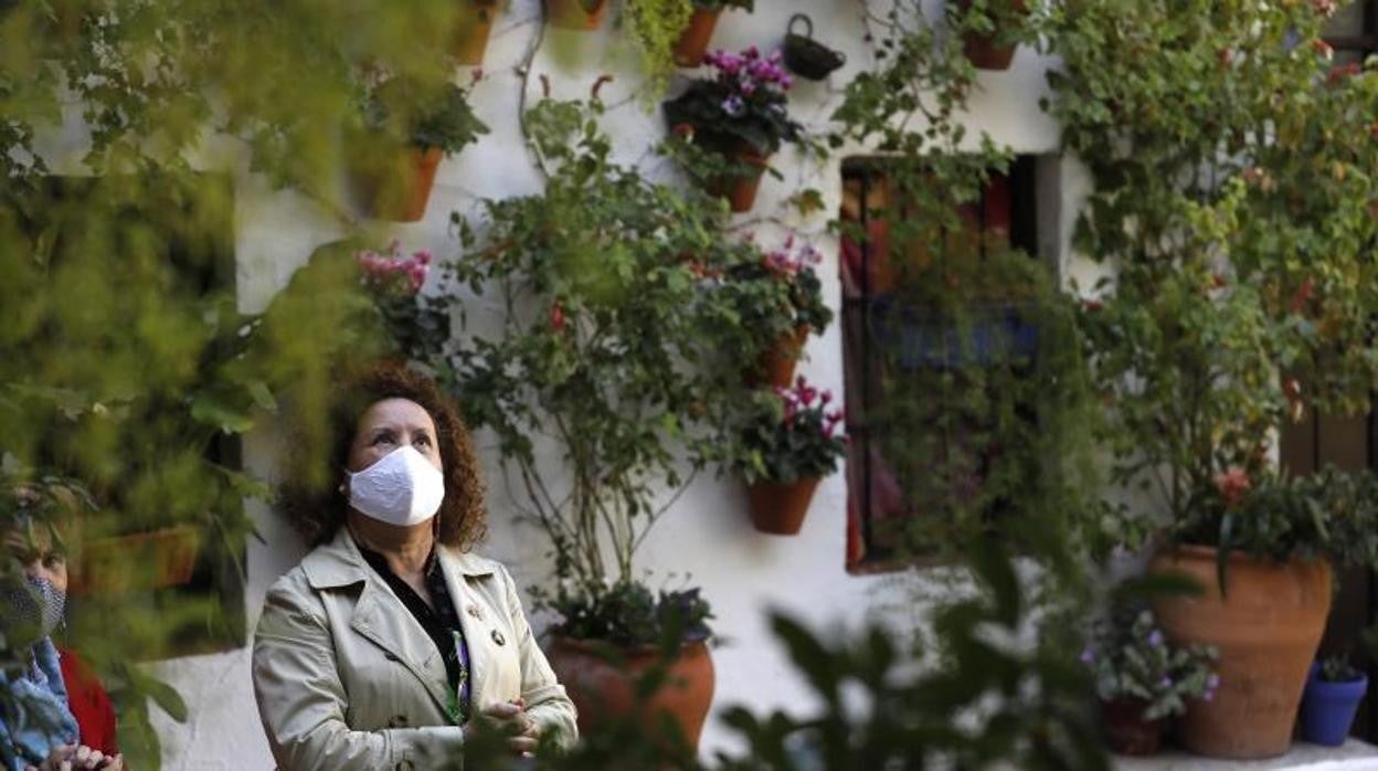 Una mujer en un patio del Alcázar Viejo