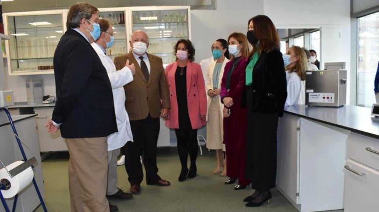 El consejero de Salud, durante su visita al nuevo laboratorio de Salud Pública de Jaén