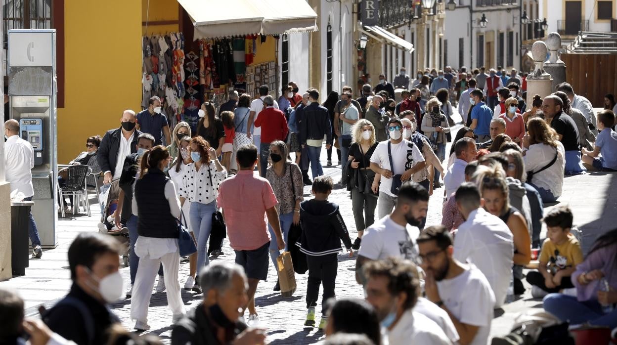 Ambiente turístico en el puente del Pilar en el entorno de la Mezquita-Catedral de Córdoba