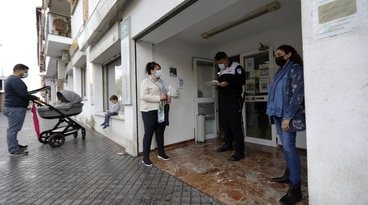 Varios demandantes de empleo en la puerta de una oficina del SAE en Córdoba