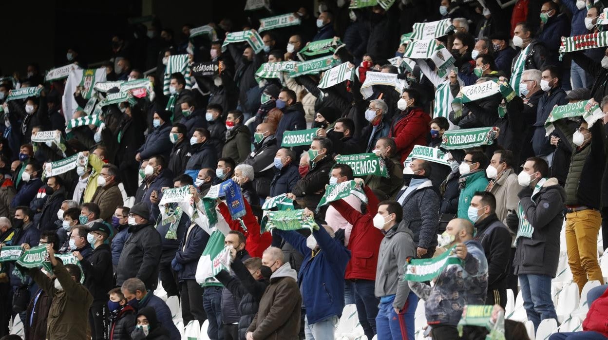 Seguiodores del Córdoba, con mascarilla, en el último partido con público