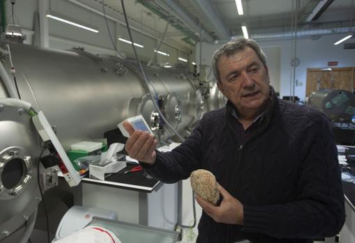 El catedrático Javier Lasena con una de las rocas que utilizan como modelo