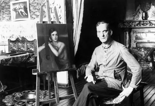 Romero de Torres con uno de sus cuadros dedicado a la mujer cordobesa