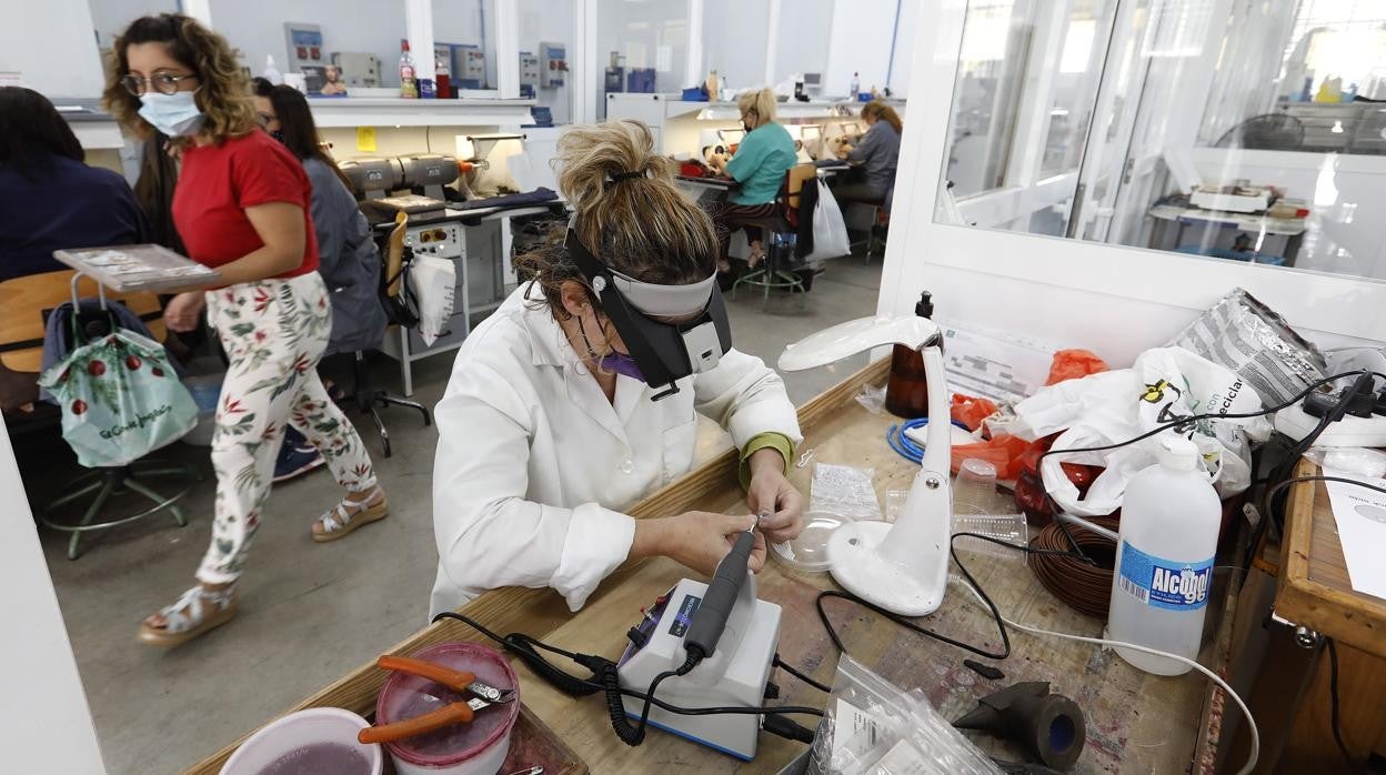 Una trabajadora en una empresa de joyería de la ciudad de Córdoba