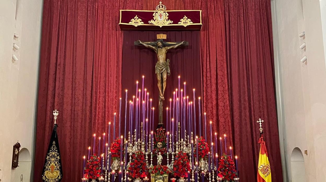 Altar de cultos del Santísimo Cristo de las Penas en la parroquia de Santiago