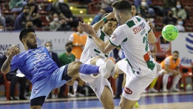 El Córdoba Patrimonio supera (2-0) al Peñíscola y sale de la zona de descenso