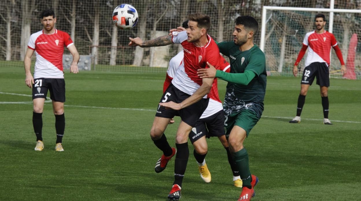 Nahuel, en una acción del partido del Córdoba CF con el Córdoba B este viernes en la Ciudad Deportiva