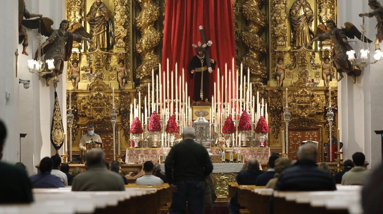 Asistentes al quinario del Nazareno de la Santa Faz, el 16 de febrero en la Trinidad