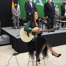 La cantante Virgina Elósegui intepretó el himno de Andalucía