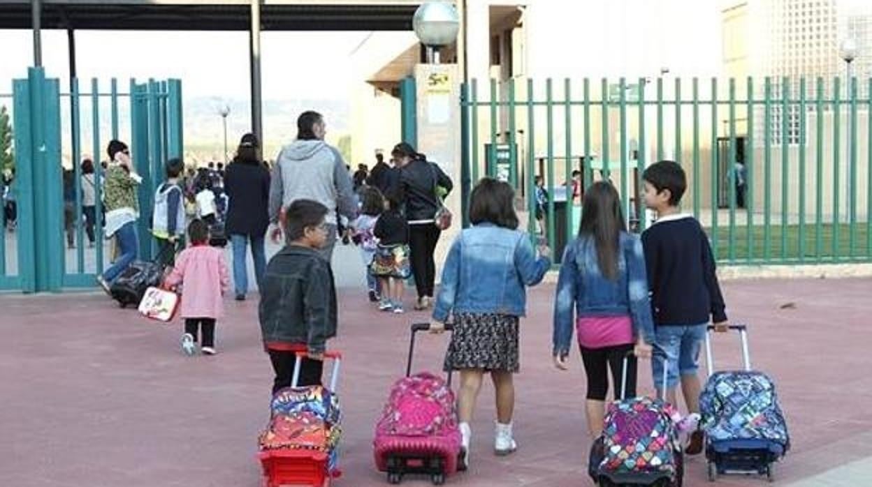 Alumnos llegando a clase