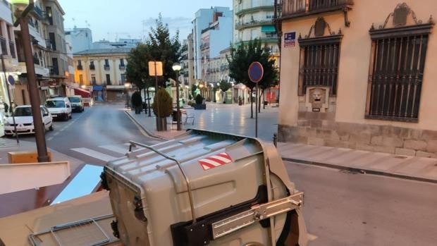 Menores vuelcan contenedores y lanzan piedras y botellas de cristal a la Policía Nacional en Linares