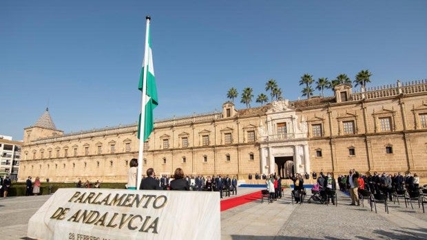 Vox se ausenta del Pleno del 28-F y celebra su propio acto mientras se entregan las medallas de Andalucía