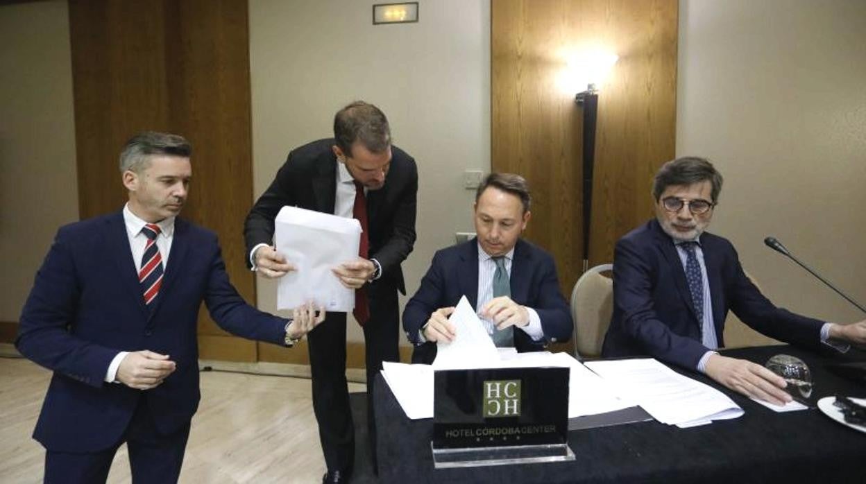 A la derecha Carlos González en una junta de accionistas en 2020