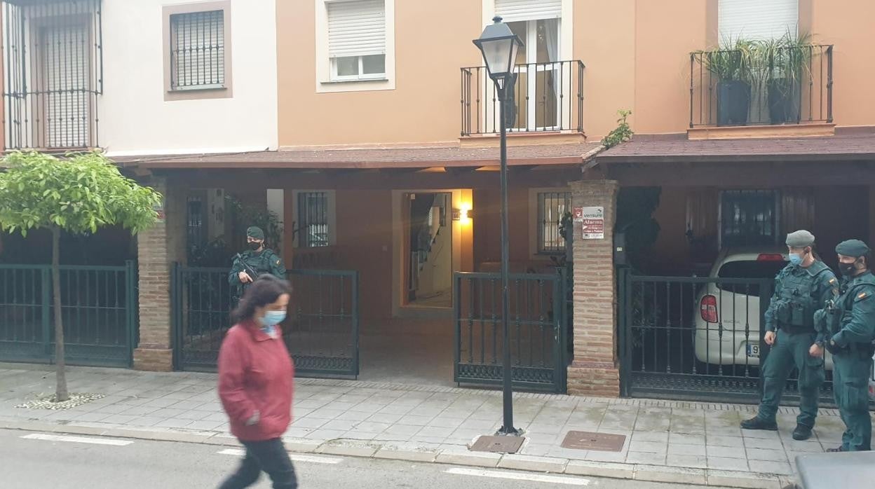 Agentes de la Guardia Civil custodian uno de los domicilios registrados