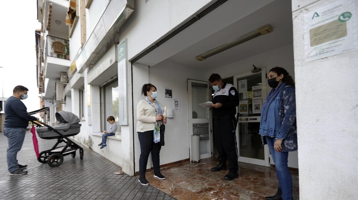 Varias personas esperan su turno ante la oficina del SAE de la zona Norte de la capital, en la calle Alonso el Sabio