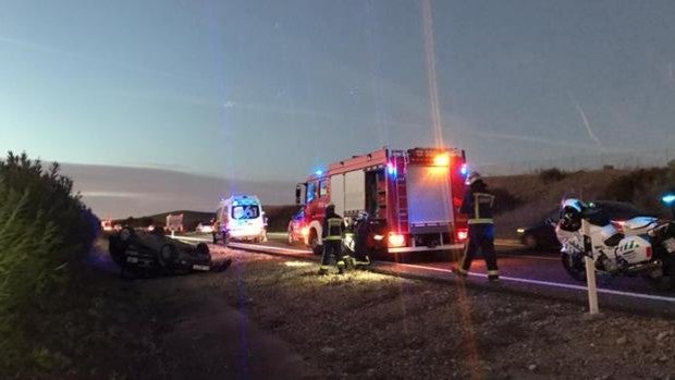 Accidente en Córdoba | Tres heridos tras chocar con su coche contra una valla en la avenida del Aeropuerto