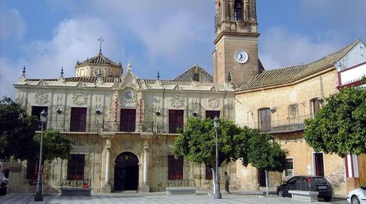 Ayuntamiento de Lora del Río, en Sevilla, localidad que sigue con confinamiento perimetral