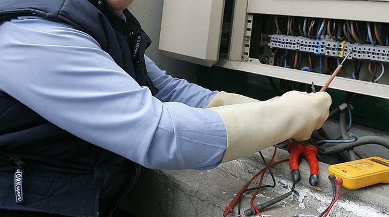 Una de las vacantes es para trabajar de electricista