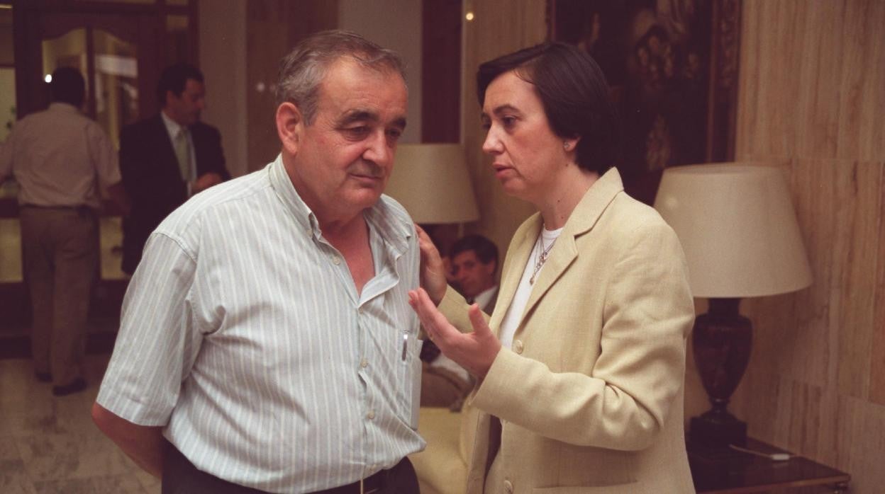 Rafael García Contreras, con Rosa Aguilar en 2000