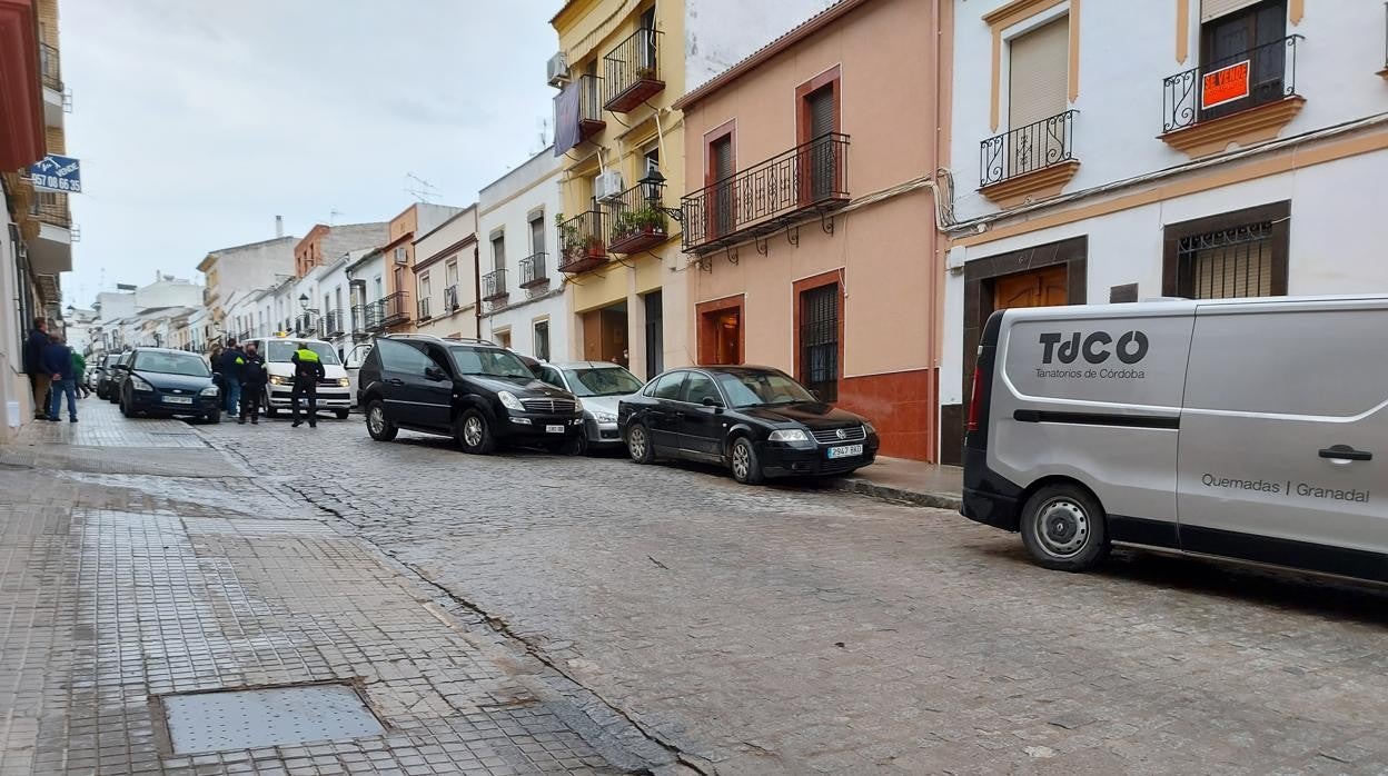 Policía y funerarios en el lugar del siniestro