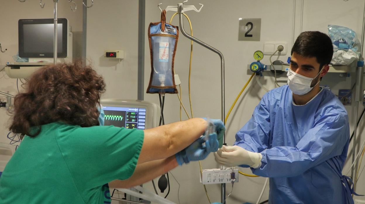 Sanitarios en la UCI del Hospital Reina Sofía