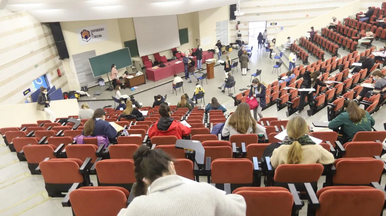 Examen en un aula del campus de Rabanales con las distancias de seguridad entre los alumnos