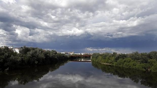 Cielos muy nubosos y algo de lluvia durante la jornada de este domingo en Córdoba