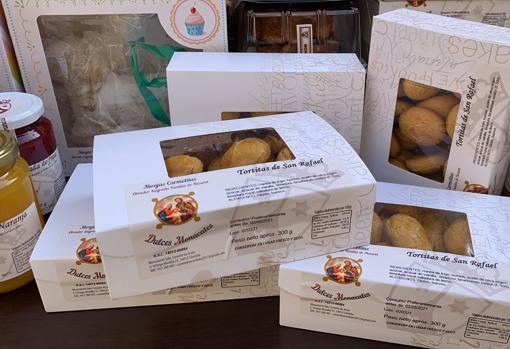 Detalle de los botes de mermelada y cajas de dulces puestos a la venta