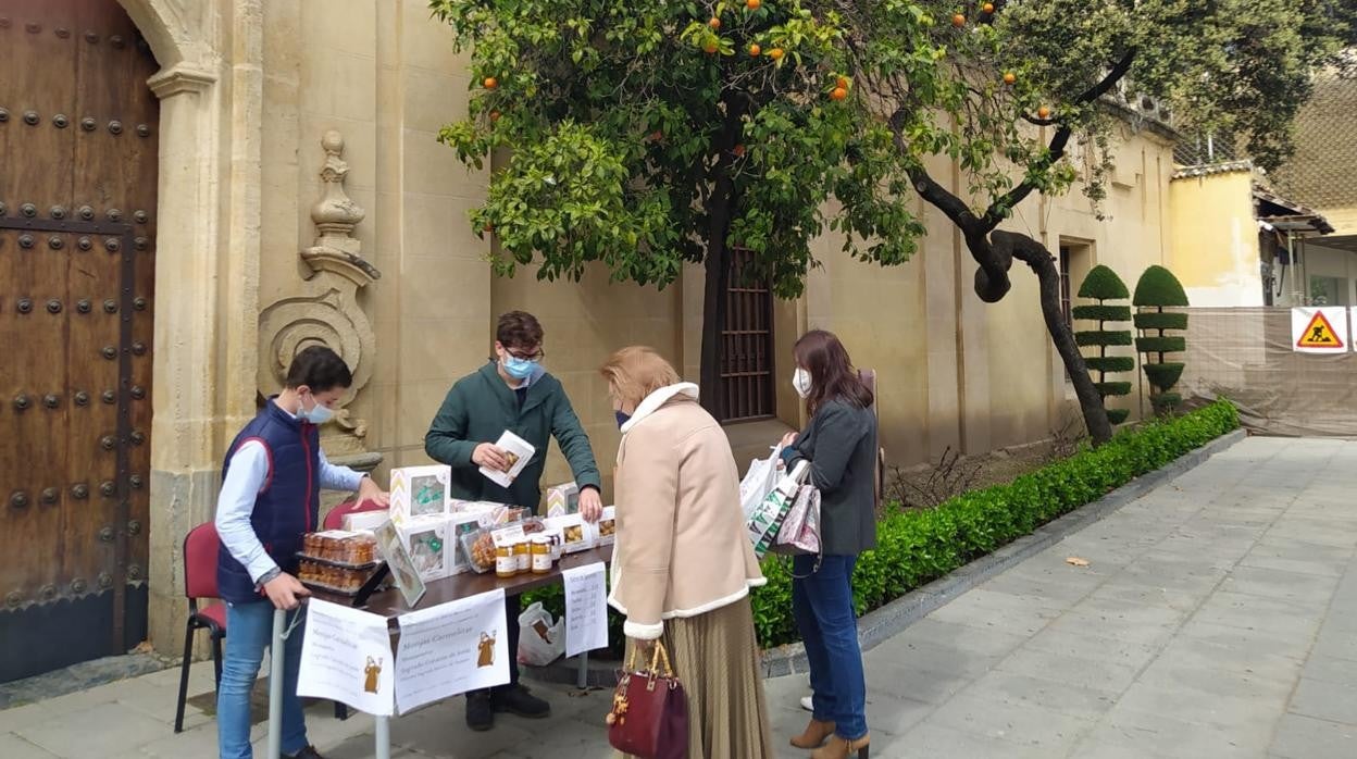 Punto de venta de los dulces a las puertas del Centro Cultural San Hipólito, en Gran Capitán