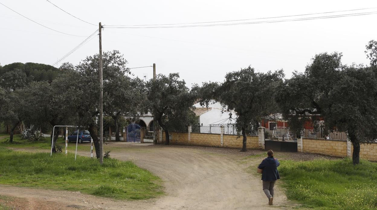 Una mujer camina por una zona de casas en la Estación de Obejo