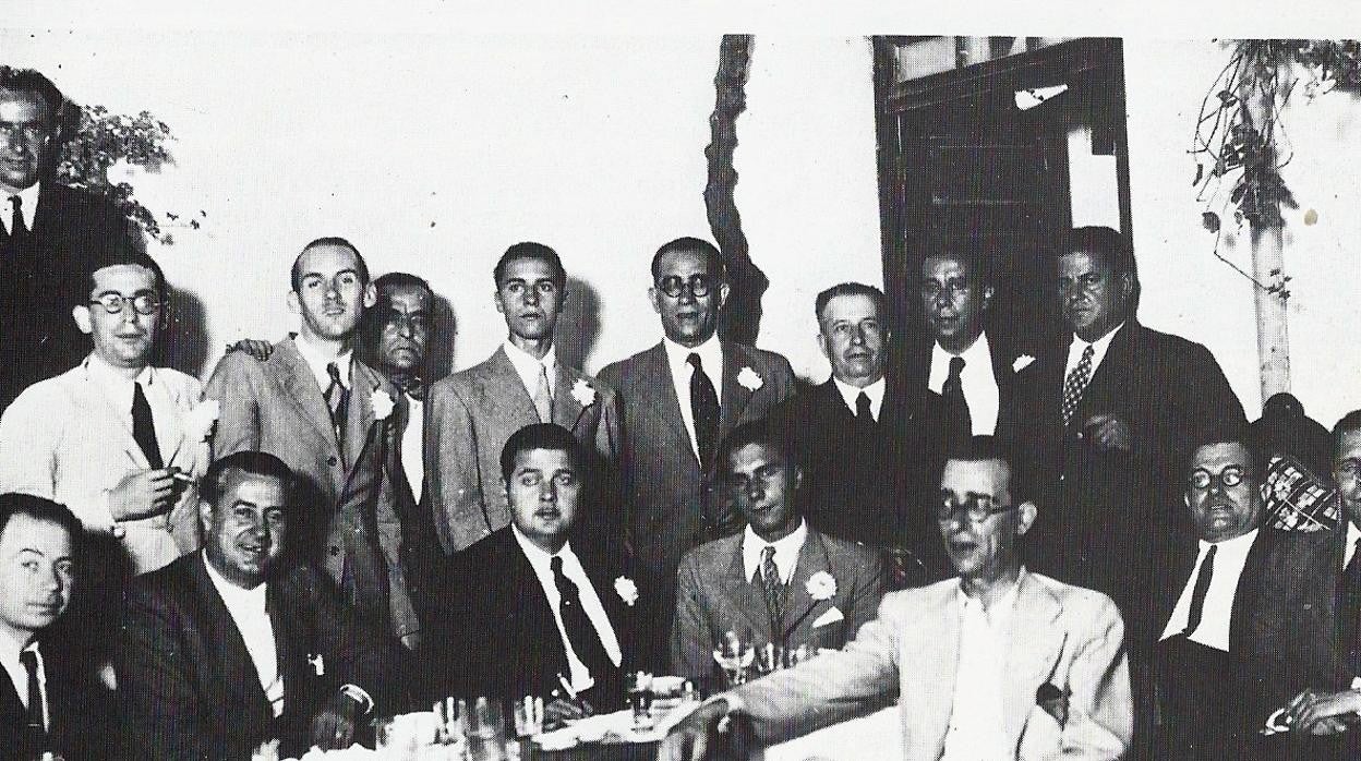 La familia Dominguín, con periodistas cordobeses y Francisco Melguizo, en 1939