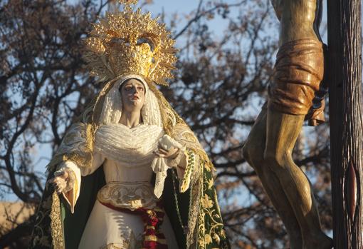 María Santísima de Vida, Dulzura y Esperanza Nuestra, a los pies del Cristo de la Piedad