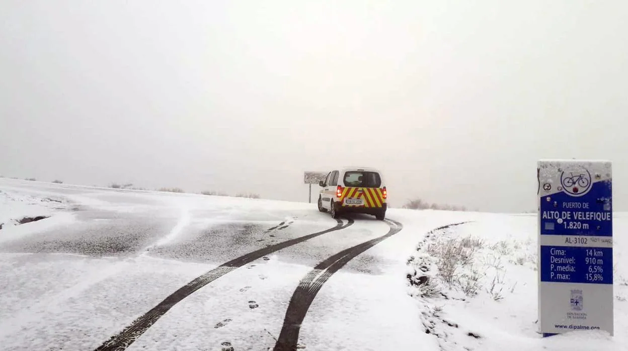 La nieve ha cortado varias carreteras en las zonas más altas de la sierra almeriense