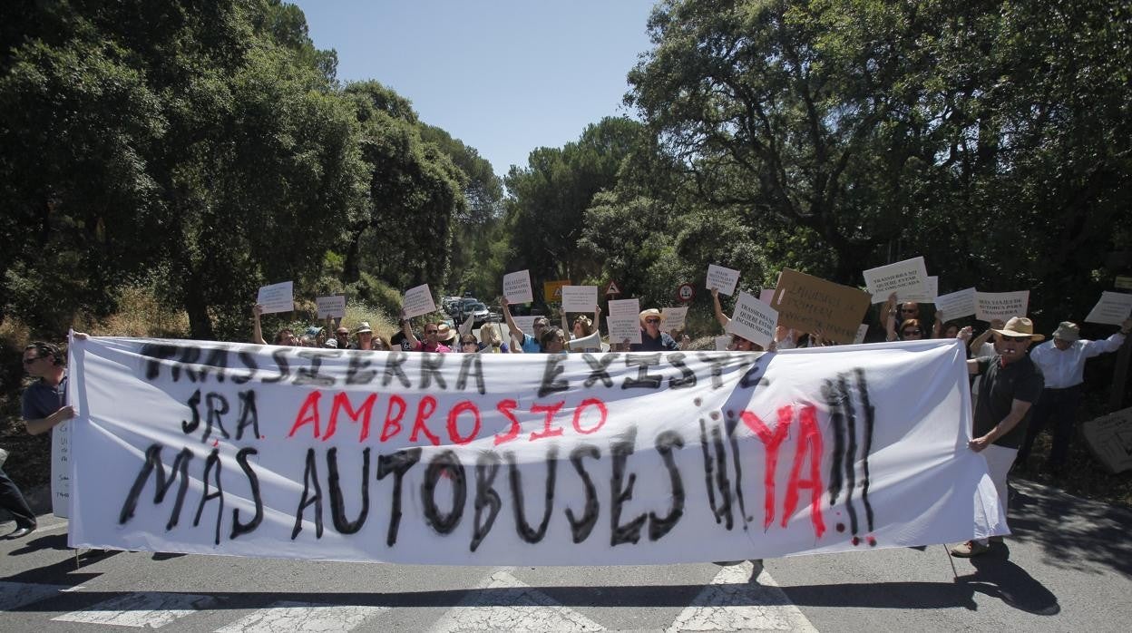 Protesta de vecinos de Trassierra en demanda de más autobuses, en junio de 2016