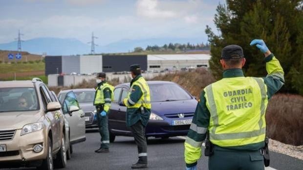 La movilidad en Andalucía para Semana Santa, en duda por la cepa británica y la «meseta» de la curva