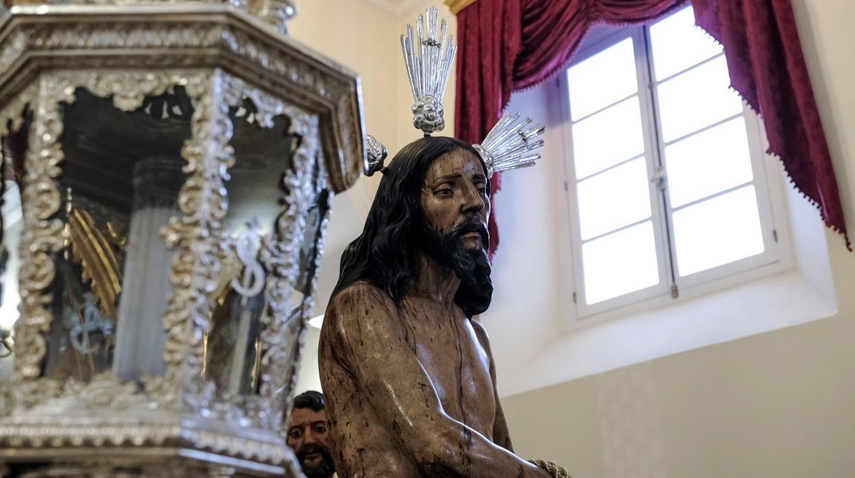 Detalle del rostro y la serena y triste mirada del titular de la archicofradía de Columna