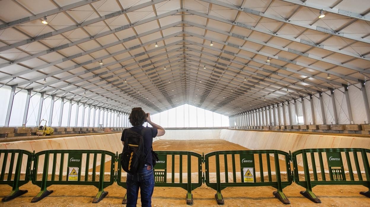 Una joven realiza una foto en las instalaciones de El Cabril