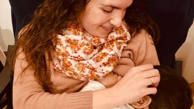 Una madre de un bebé de diez meses: «Recomiendo a las madres lactantes que se vacunen»