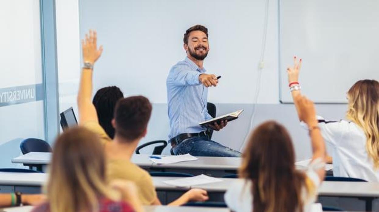 Un docente dando clases