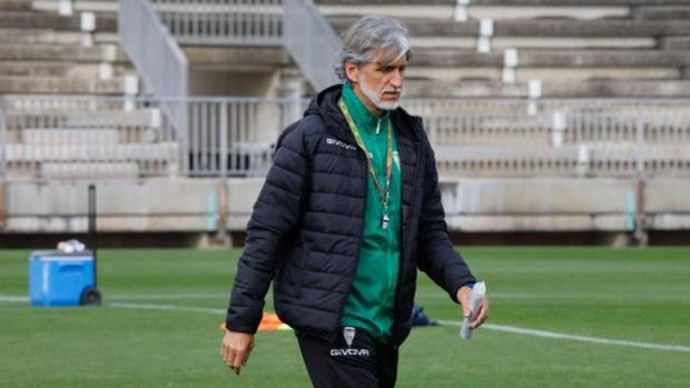 Pablo Alfaro, entrenador del Córdoba: «La clave es ser un equipo reconocible sobre el campo»