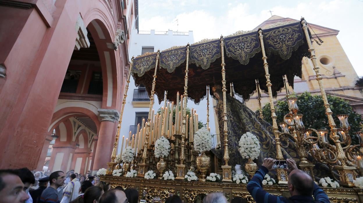 Nuestra Señora de las Lágrimas en su Desamparo, en su paso de palio