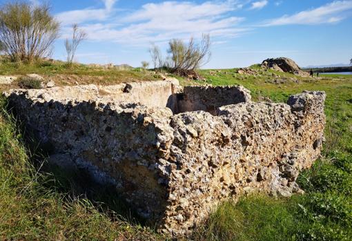 Restos de lo que fue una cisterna en la zona que ocupó Mellaria