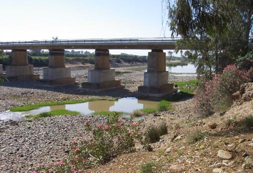 El cauce del Rivera de Huelva en la transversal Guillena (Sevilla). Patrón morfológico de cauce efímero con carga grosera, flujo desconectado, ausencia de vegetación de ribera