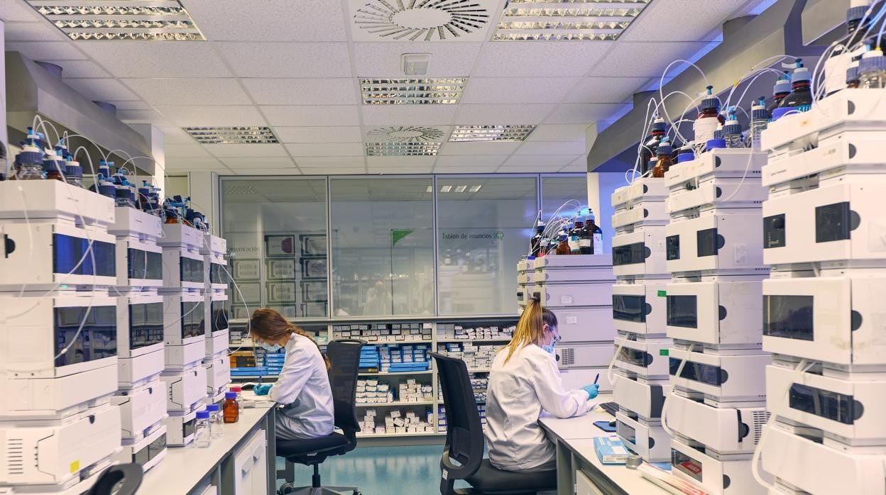 Dos trabajadoras en un laboratorio farmacéutico