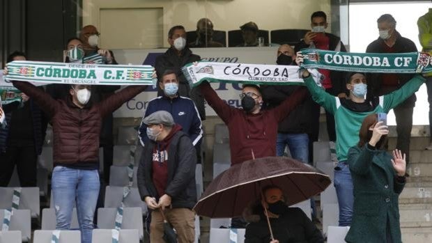 800 espectadores, ya hay socios del Córdoba CF con entrada segura, amplía el sorteo y reparte los polos